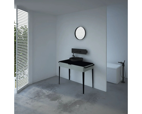 Salle de bain lumineuse avec meuble-lavabo, miroir, lavabo et baignoire