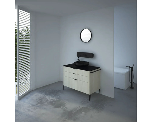 Salle de bain lumineuse avec meuble-lavabo, lavabo à poser, miroir et baignoire.