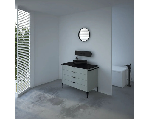 Badezimmer mit Waschtisch, Spiegel und Badewanne