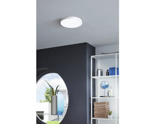 Plafonnier dans la salle de bain, avec étagères et miroir