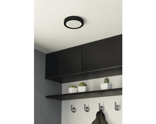 Flache Deckenleuchte in einem Flur mit Ablagefächern und Hakenleiste