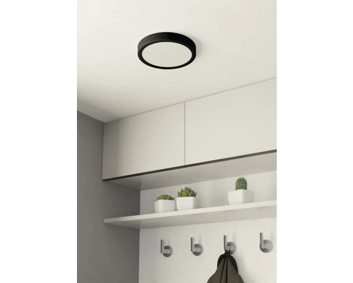Runde Deckenleuchte über Garderobe mit Haken und Ablagefläche