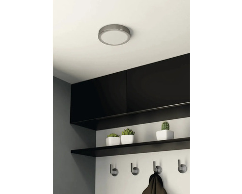 Deckenleuchte in einem modernen Flur mit schwarzen Schränken und Dekoration