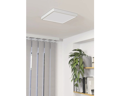 Plafonnier carré dans un espace moderne