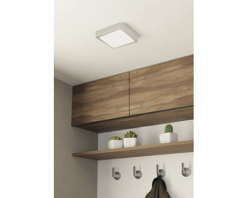 Plafonnier carré au-dessus d''étagères et d''un dispositif de suspension