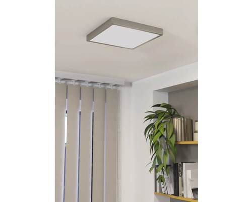 Plafonnier carré dans le salon