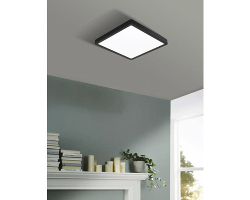 Quadratische Deckenleuchte im Wohnraum