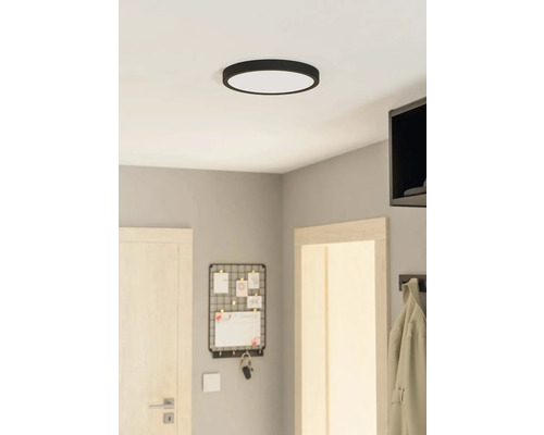 Plafonnier dans une pièce lumineuse