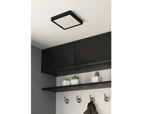 Plafonnier de forme carrée et couloir moderne avec étagères et patères