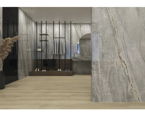 Begehbarer Kleiderschrank und Badezimmer mit Marmorwänden und Holzböden.