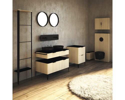 Salle de bain lumineuse avec lavabo, miroirs, étagère, toilettes et tapis moelleux