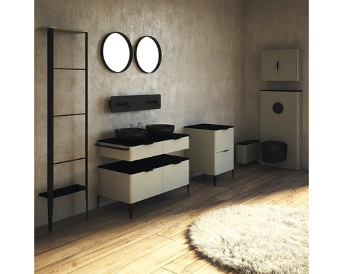 Badezimmer mit Waschtisch, Spiegeln, Regal und Toilette in hellem Design