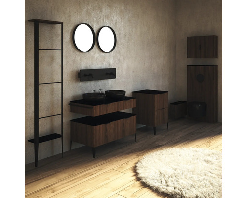 Salle de bains avec lavabo, miroirs, étagère et toilettes en bois foncé