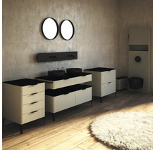 Salle de bains avec lavabo, miroirs et toilettes dans un design clair et moderne