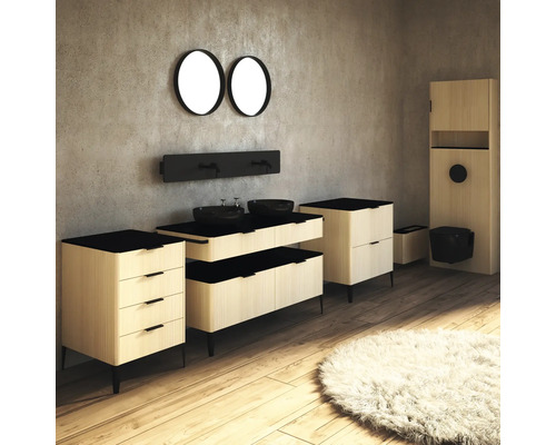 Intérieur de salle de bains avec meuble-lavabo, miroirs, rangements et toilettes en décor bois clair et accents sombres