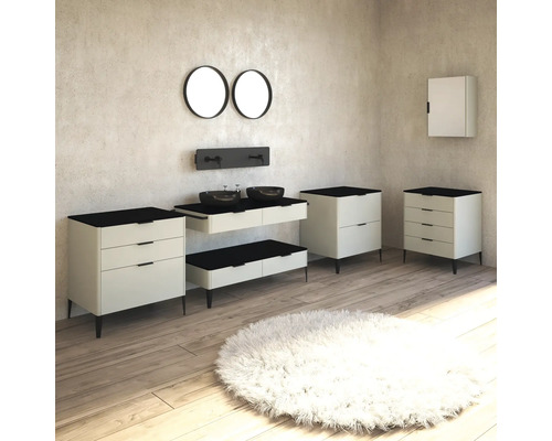 Salle de bains avec meubles-lavabos, miroirs, lavabos et un tapis rond