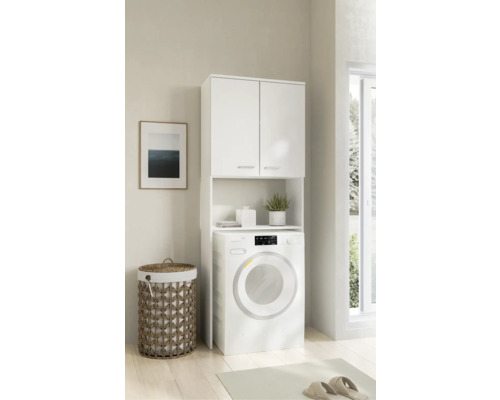 Waschküche mit Waschmaschine, Wäscheschrank und Wäschekorb