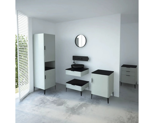 Salle de bains avec lavabo, miroir, meuble sous-lavabo, armoire haute et commode