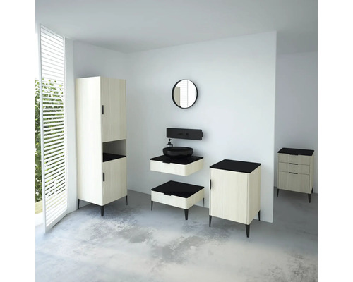 Salle de bains avec lavabo, miroir, armoire et étagère