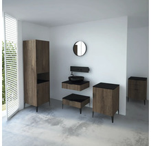 Badezimmer mit Waschtisch, Unterschrank, Spiegelschrank und Spiegel