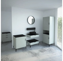 Modernes Badezimmer-Set mit Waschtisch, Spiegel und Hochschrank für ein stilvolles Ambiente.