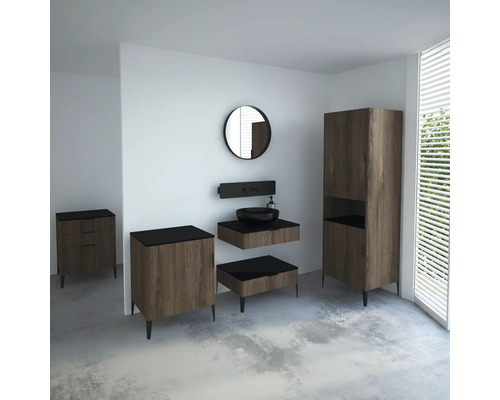 Salle de bains moderne avec meuble-lavabo, miroir, vasque et armoire haute.