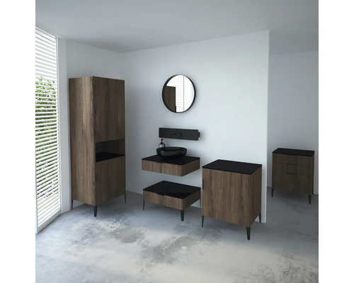 Badezimmerensemble mit Waschtisch, Unterschrank, Hochschrank und Spiegel für eine moderne Badezimmergestaltung.