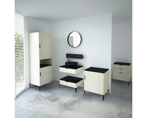 Salle de bains moderne avec meuble-lavabo, miroir, armoire haute et commode