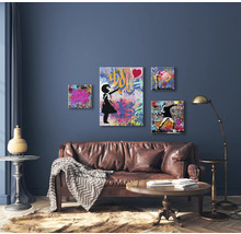 Wohnzimmer mit braunem Ledersofa und vier Wandbildern im Graffiti-Stil