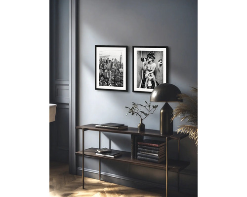 Ambiance décorative avec console, lampe et photos encadrées en noir et blanc