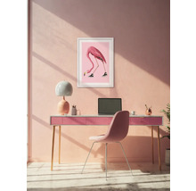Modernes Arbeitszimmer mit Schreibtisch, Stuhl, Lampe und Flamingo-Bild