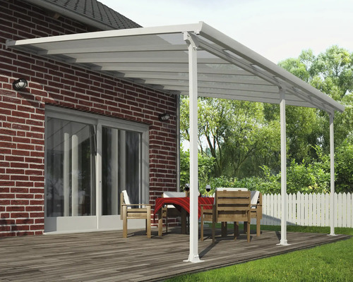 Terrassenüberdachung mit Möbeln auf einer Holzterrasse