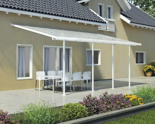 Terrasse mit Terrassenüberdachung, Tisch und Stühlen
