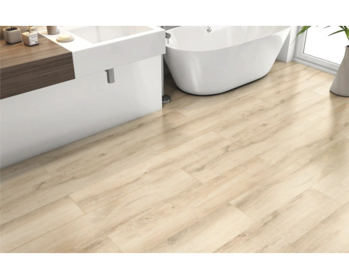 Salle de bain avec parquet clair