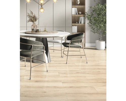 Salle à manger avec table à manger, chaises et carrelage de sol imitation bois