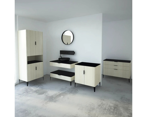 Badezimmer mit Waschtisch, Spiegelschrank und Kommode in hellem Holzdekor