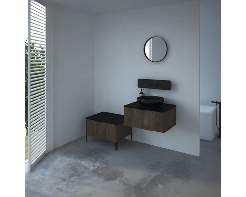 Modernes Badezimmer mit Waschtisch, Spiegel und Fensterjalousien