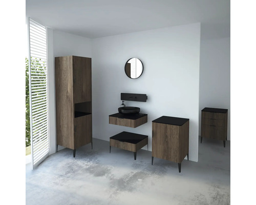 Modernes Badezimmer mit Waschtisch, Unterschrank, Hochschrank und Spiegel