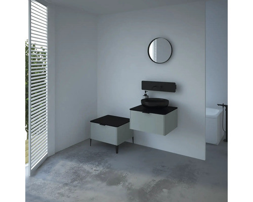 Badezimmer mit Waschtisch, Spiegel und Fensterjalousien