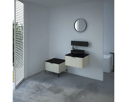 Salle de bain moderne avec lavabo, miroir et stores pour une atmosphère lumineuse