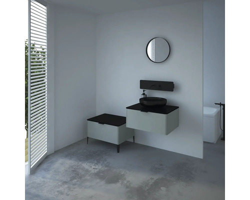 Modernes Badezimmer mit Waschtisch, Spiegel und Fensterjalousien für ein helles, minimalistisches Design.