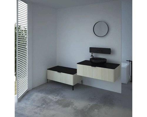 Salle de bains avec meuble-lavabo, miroir et fenêtre à lamelles