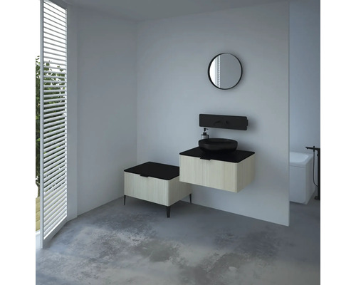 Salle de bain lumineuse avec meuble-lavabo, vasque à poser, miroir et stores de fenêtre