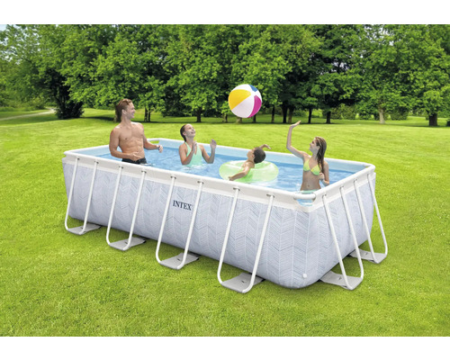 Piscine tubulaire Intex avec des personnes jouant dans le jardin