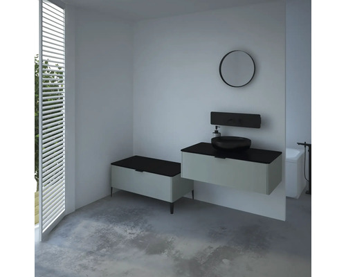 Salle de bains avec lavabo, miroir et fenêtre