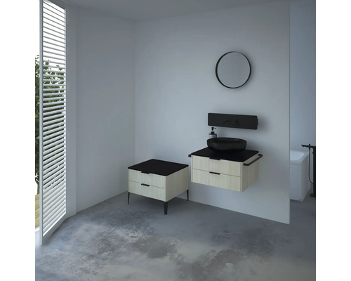 Salle de bains avec meuble-lavabo, miroir et meuble sous-lavabo