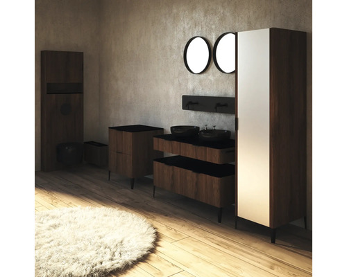 Modernes Badezimmer mit Waschtisch, Spiegeln, Schrank und Toilette in dunklem Holzdekor