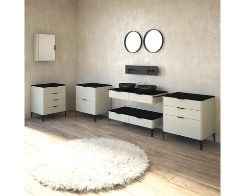 Salle de bain lumineuse avec meuble-lavabo, miroirs, armoires et tapis moelleux