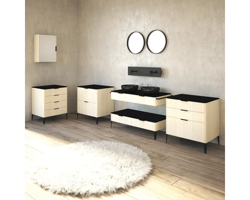 Salle de bains avec lavabos, meubles sous-lavabos, miroirs et tapis