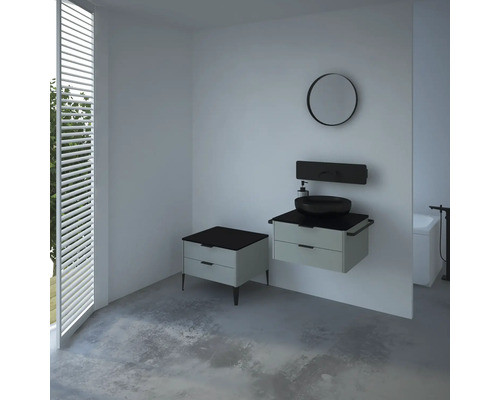 Badezimmer mit Waschtisch, Spiegel, Unterschrank und Fensterjalousien